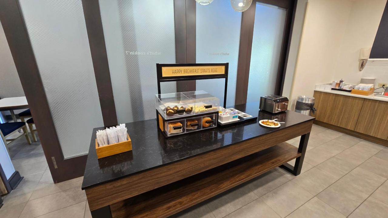 | Hampton Inn & Suites Chicago Deer Park