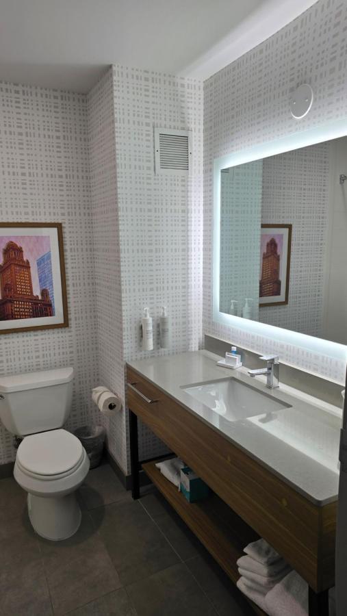 | Hampton Inn & Suites Chicago Deer Park