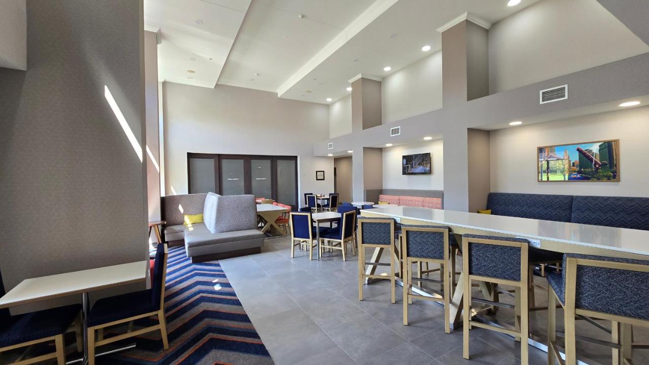 | Hampton Inn & Suites Chicago Deer Park