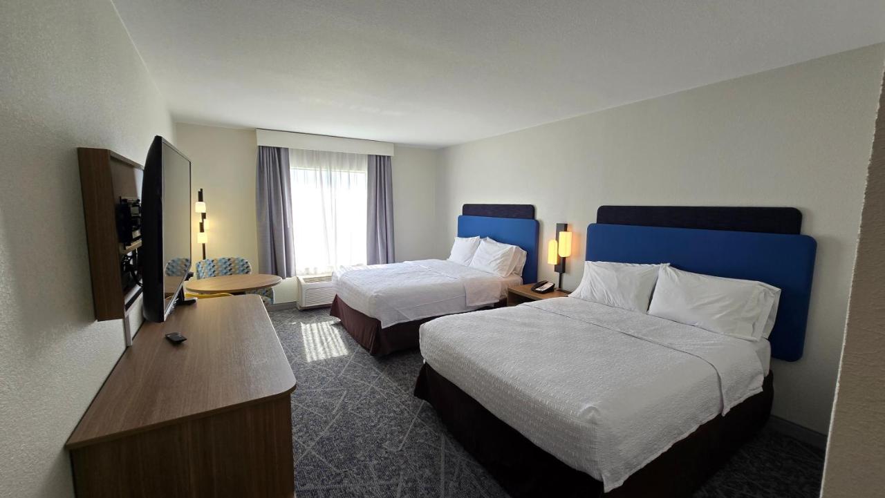 | Hampton Inn & Suites Chicago Deer Park