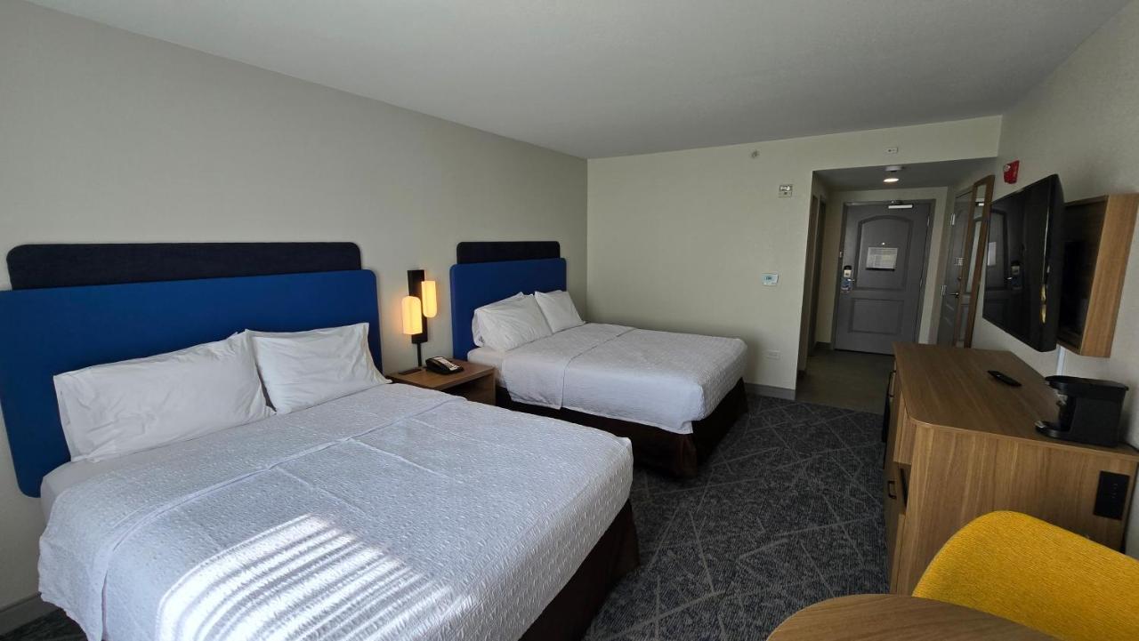 | Hampton Inn & Suites Chicago Deer Park
