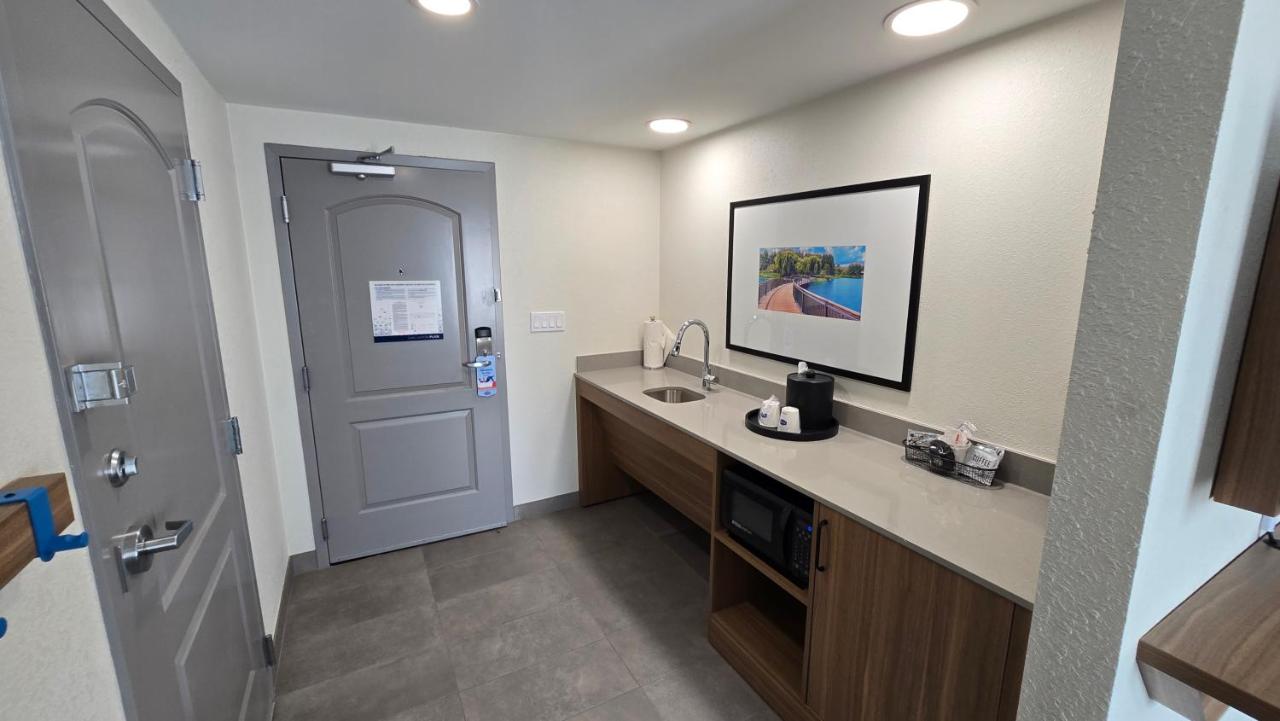 | Hampton Inn & Suites Chicago Deer Park