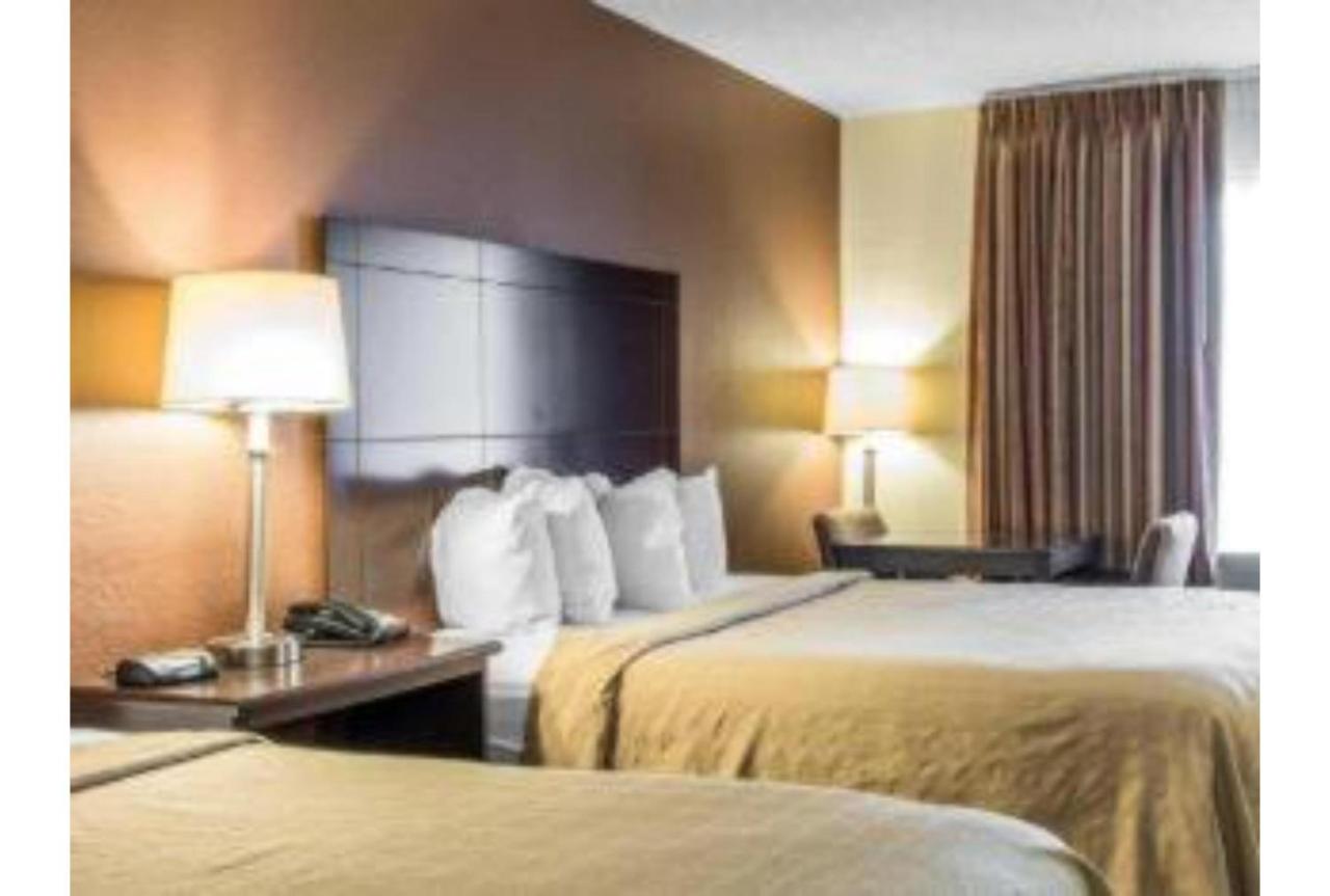 King Room with Roll-in Shower - Disability Access - Non-Smoking at Motel 6 Oklahoma City, OK - Fairgrounds West