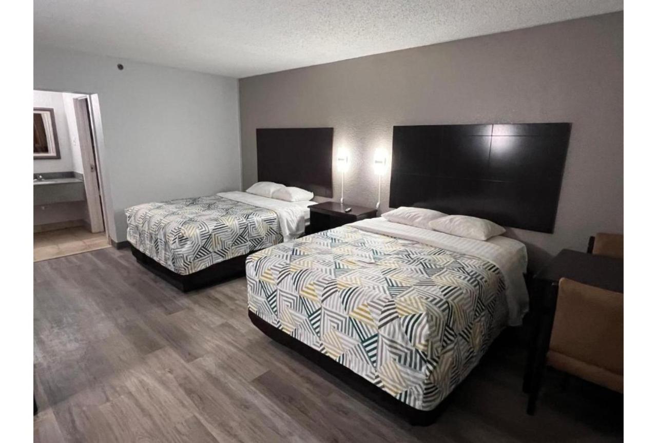 King Room with Roll-in Shower - Disability Access - Non-Smoking at Motel 6 Oklahoma City, OK - Fairgrounds West