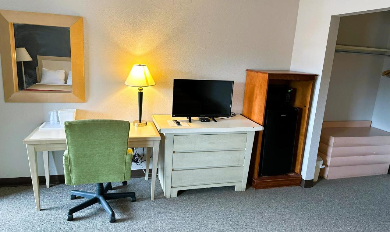 | Econo Lodge Drums