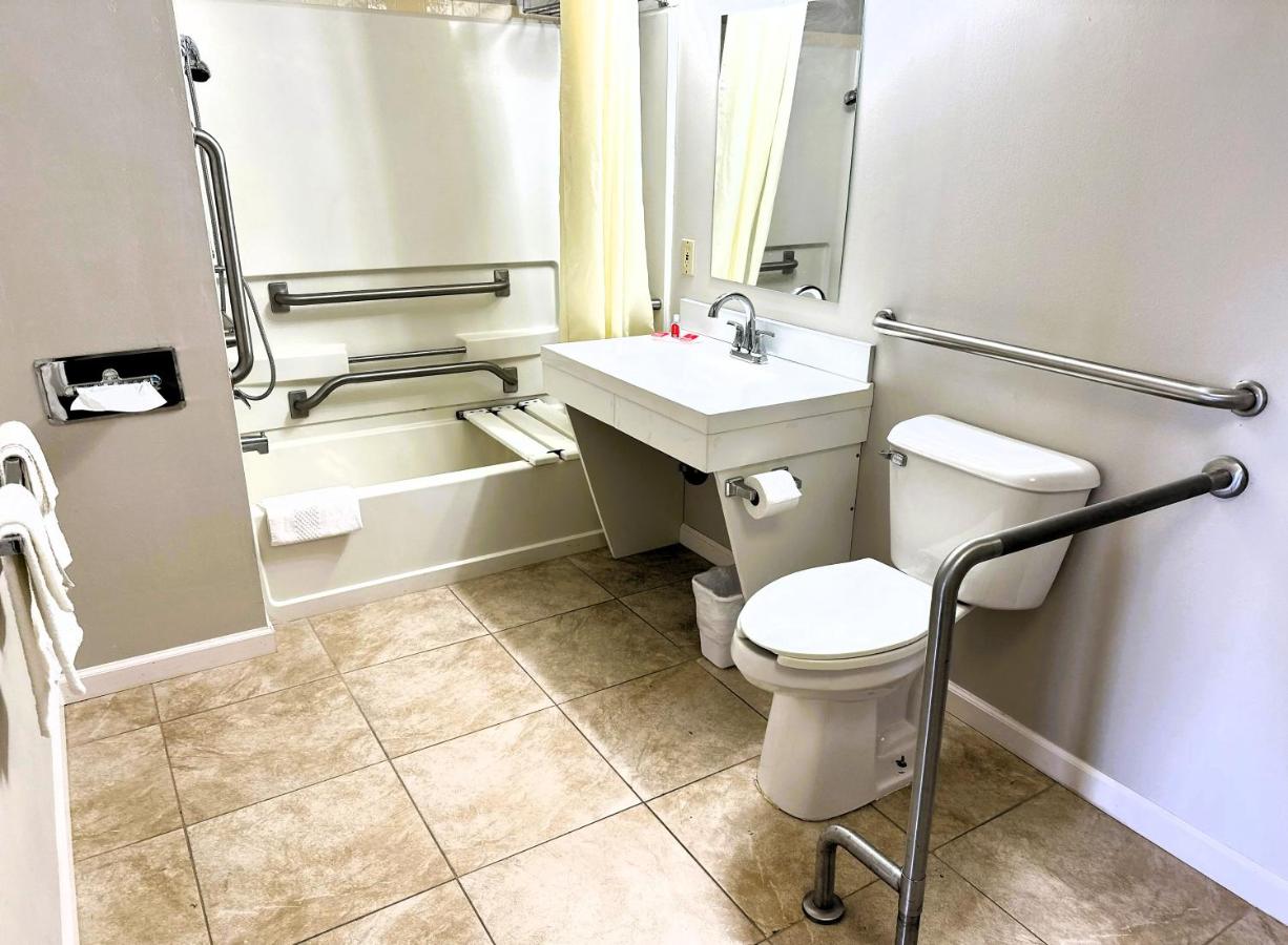 | Econo Lodge Drums
