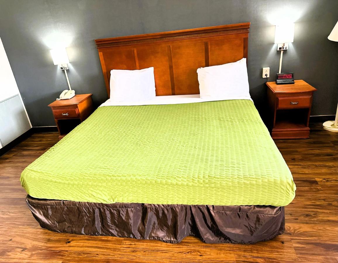 | Econo Lodge Drums