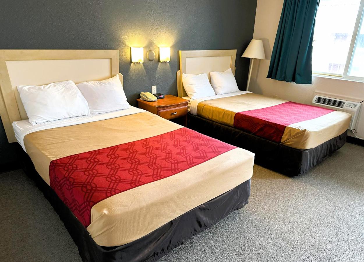 | Econo Lodge Drums