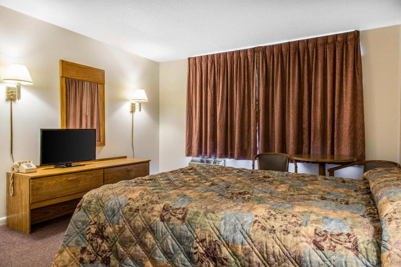 | Rodeway Inn Waterford - New London