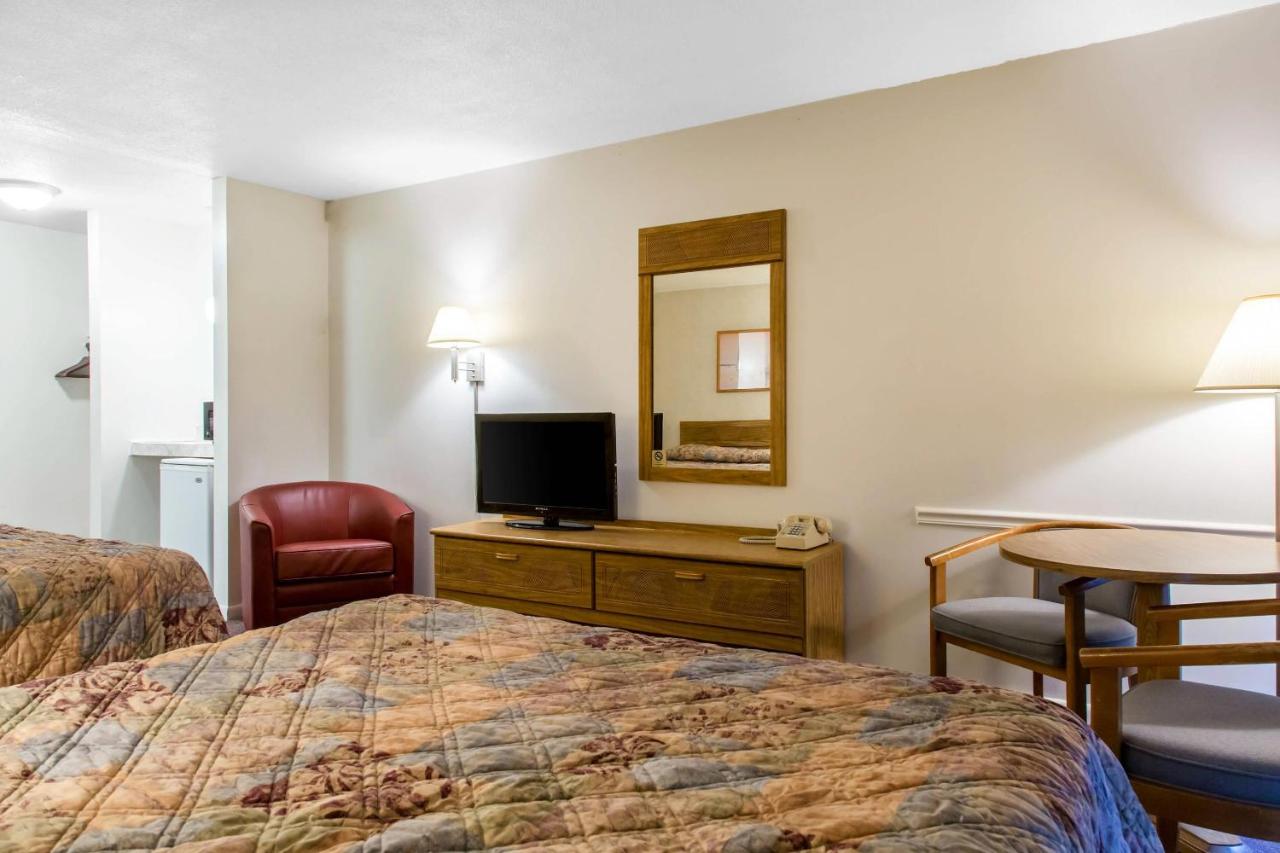 | Rodeway Inn Waterford - New London