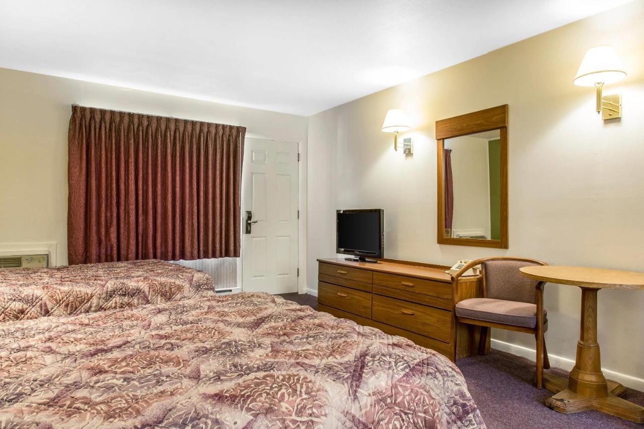 | Rodeway Inn Waterford - New London