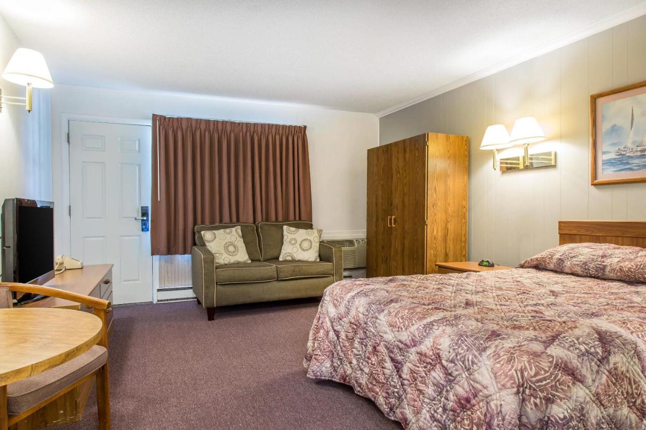 | Rodeway Inn Waterford - New London