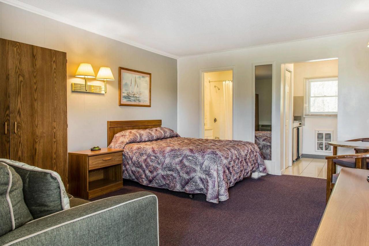 | Rodeway Inn Waterford - New London
