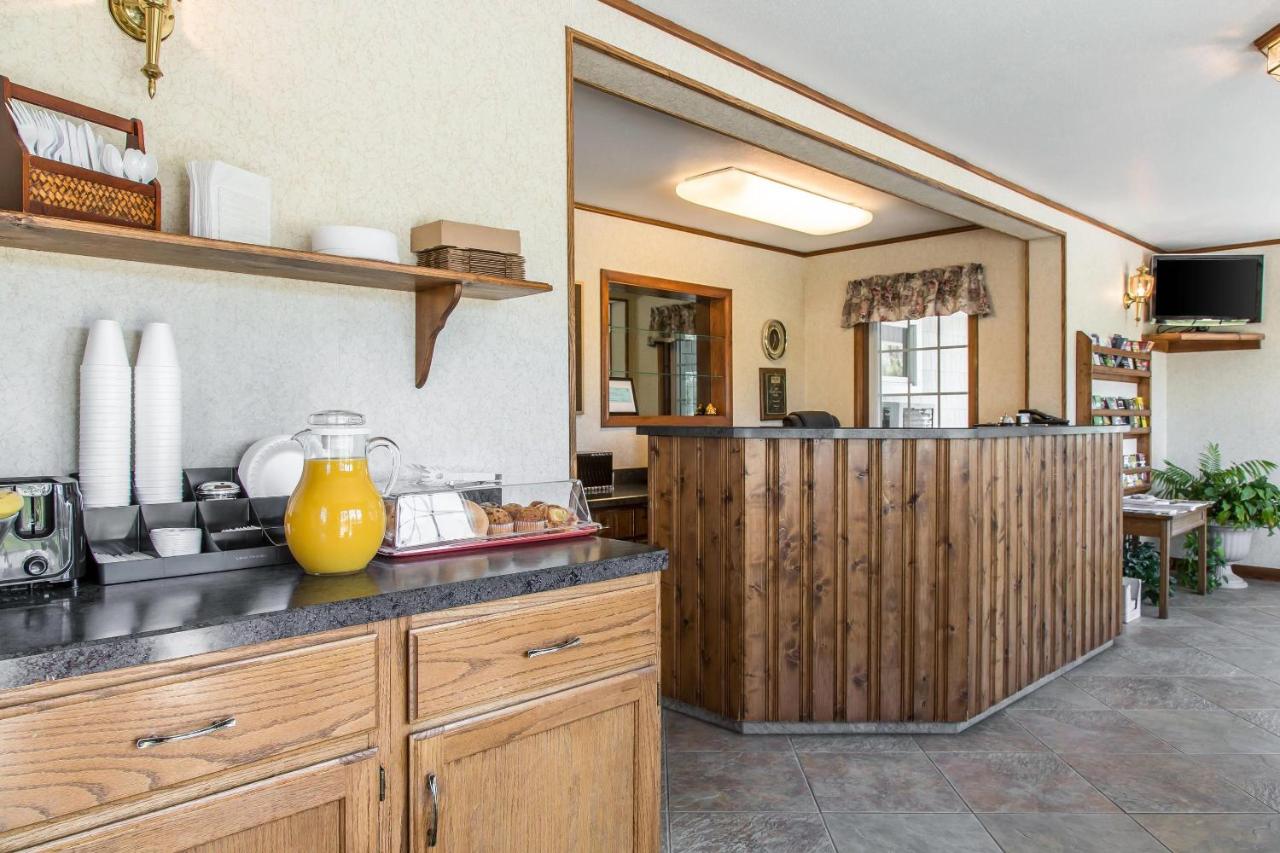 | Rodeway Inn Waterford - New London