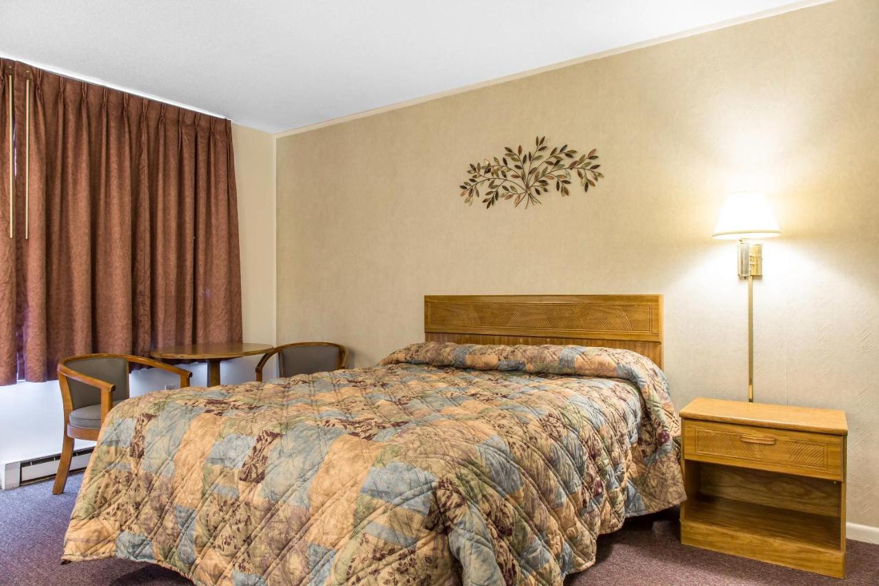 | Rodeway Inn Waterford - New London