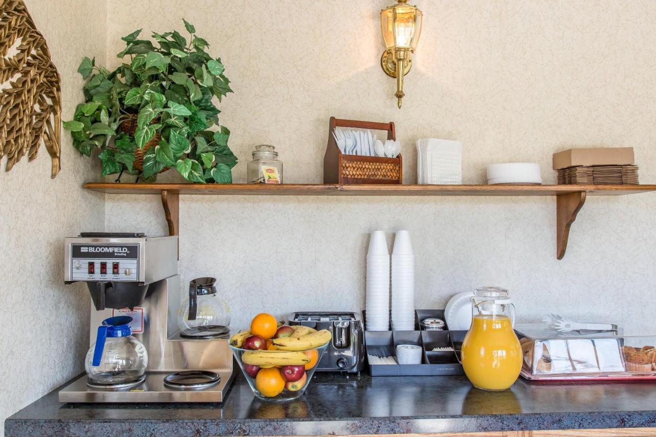 | Rodeway Inn Waterford - New London