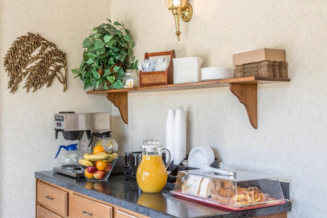 | Rodeway Inn Waterford - New London