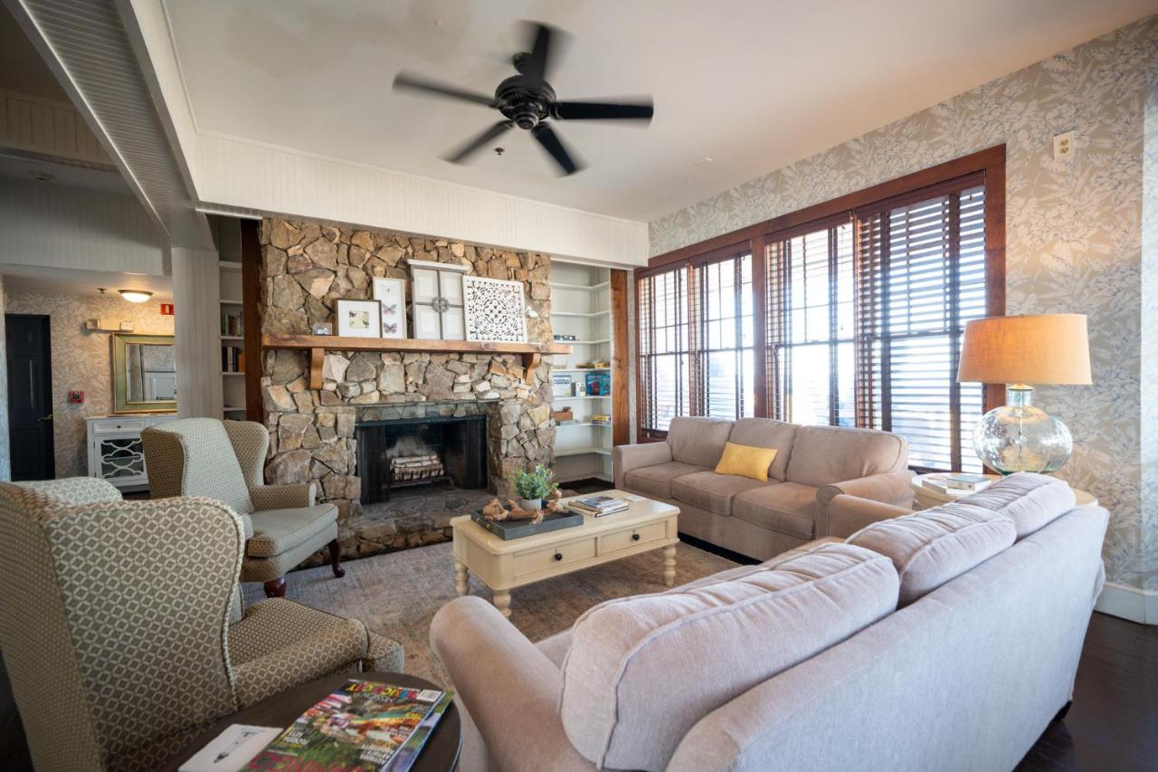 | Elizabeth Pointe Lodge