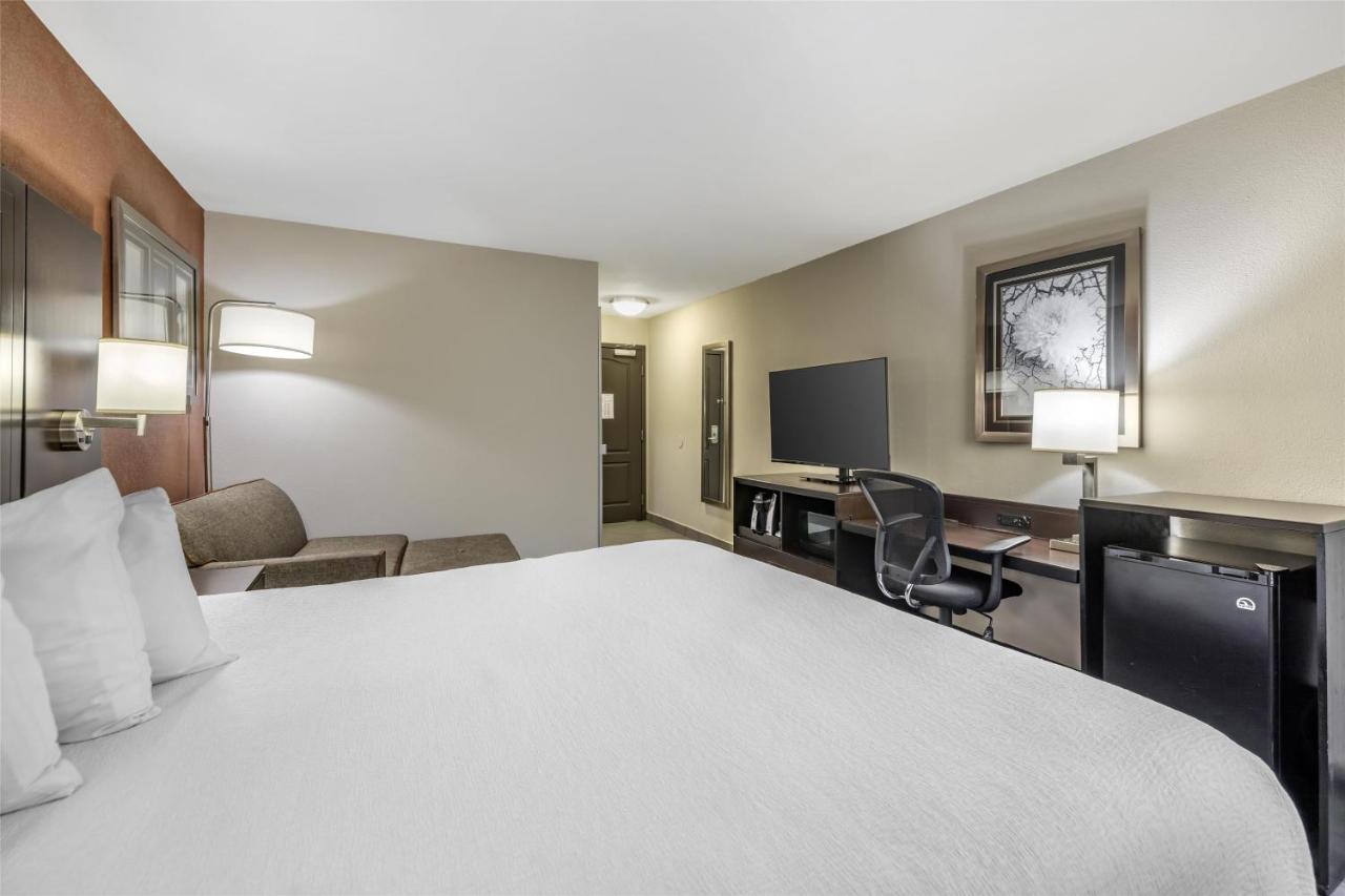 King Suite at Best Western Plus Lee's Summit Hotel & Suites
