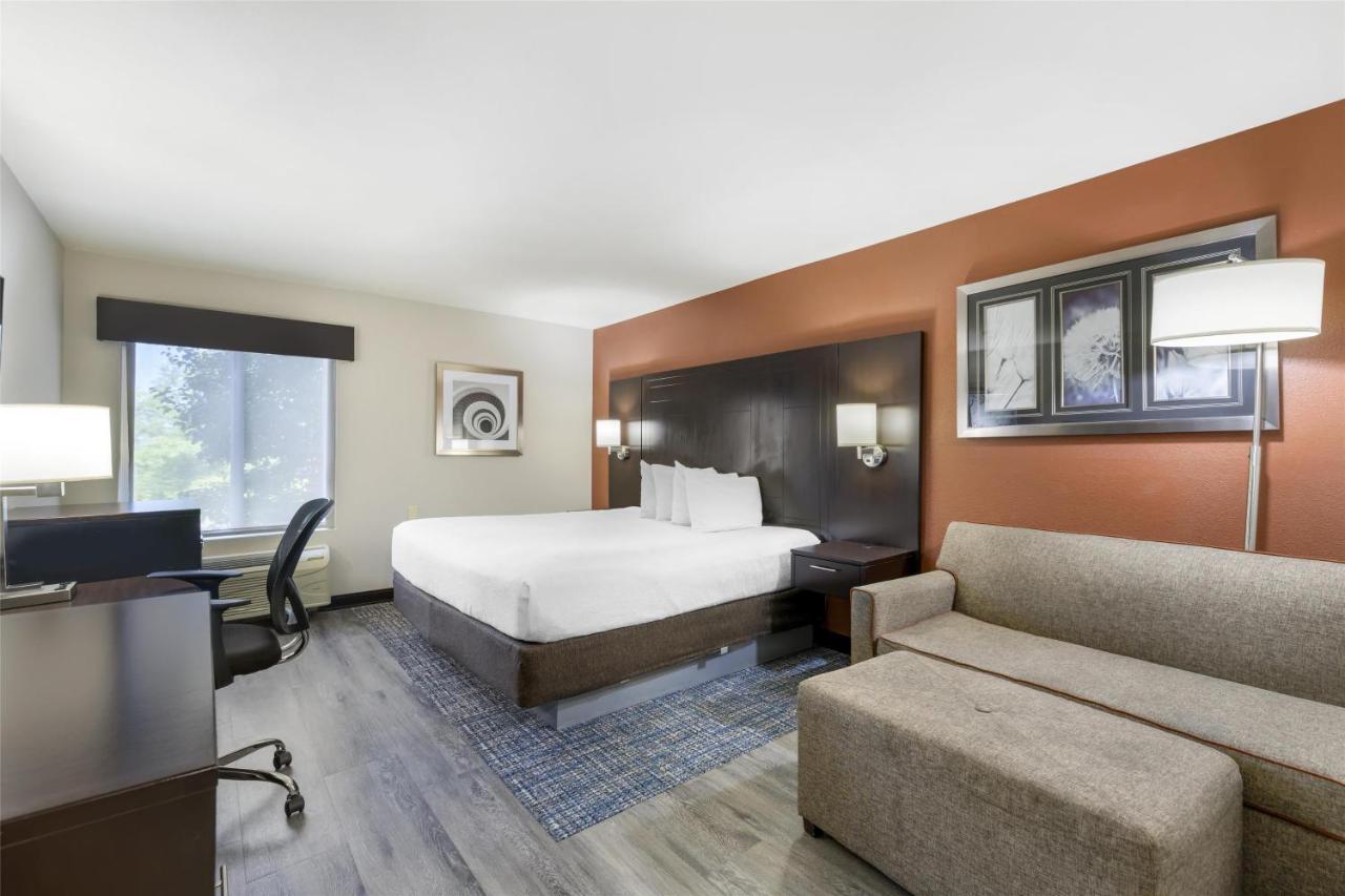 King Suite at Best Western Plus Lee's Summit Hotel & Suites