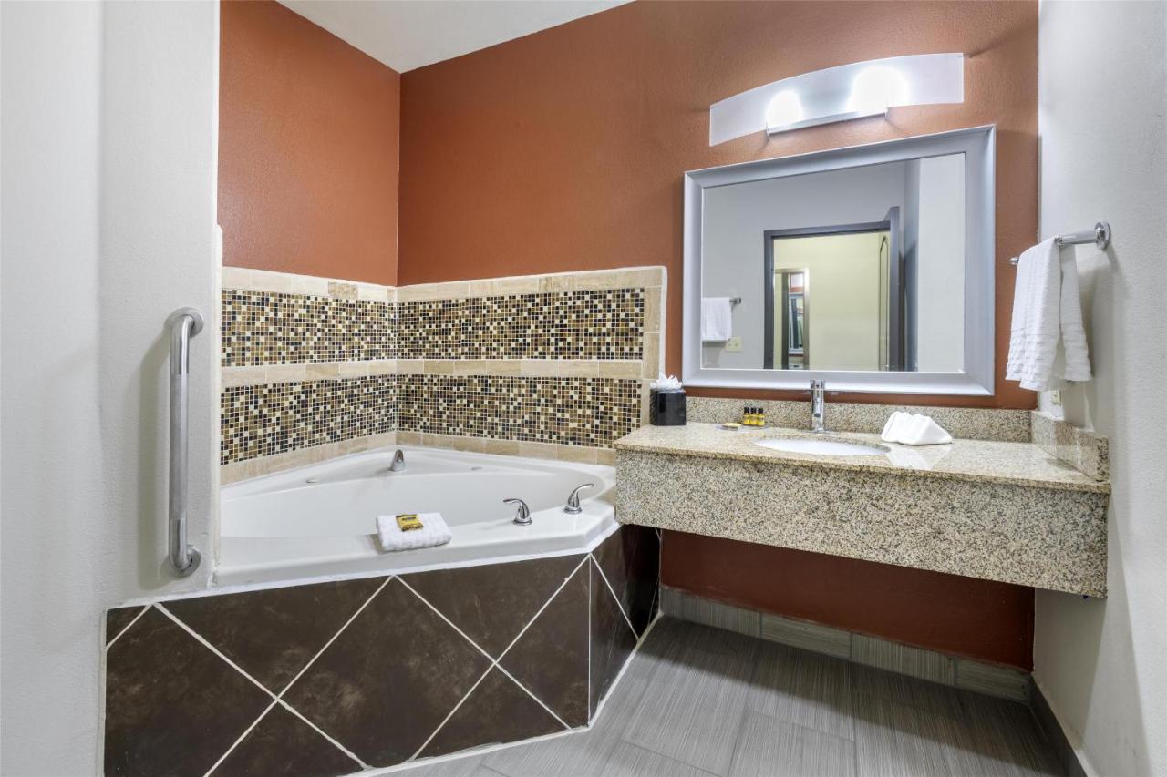 King Suite with Spa Bath at Best Western Plus Lee's Summit Hotel & Suites