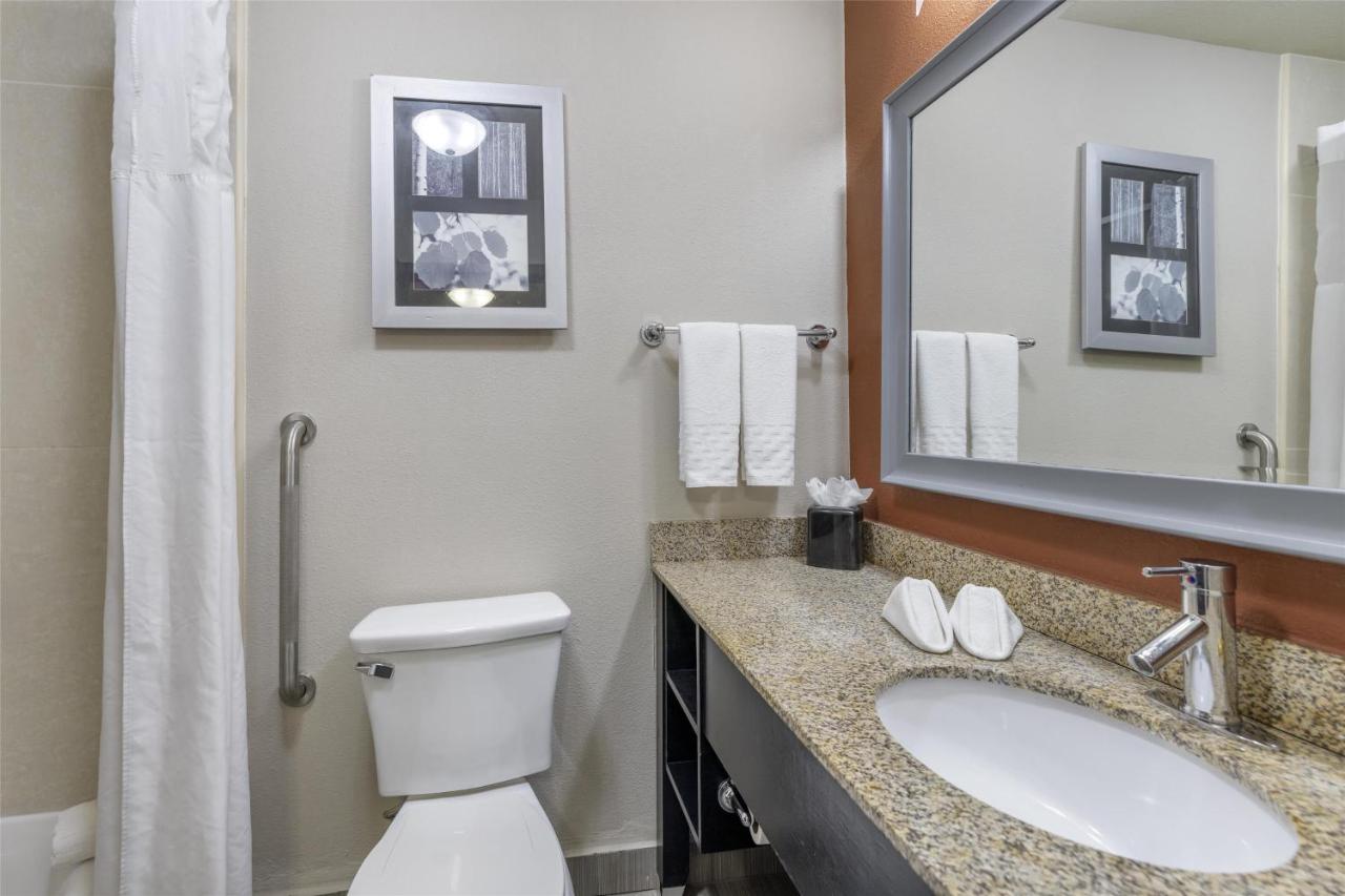 King Suite at Best Western Plus Lee's Summit Hotel & Suites