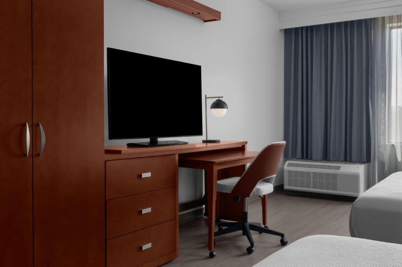 | Courtyard By Marriott Houston Kingwood