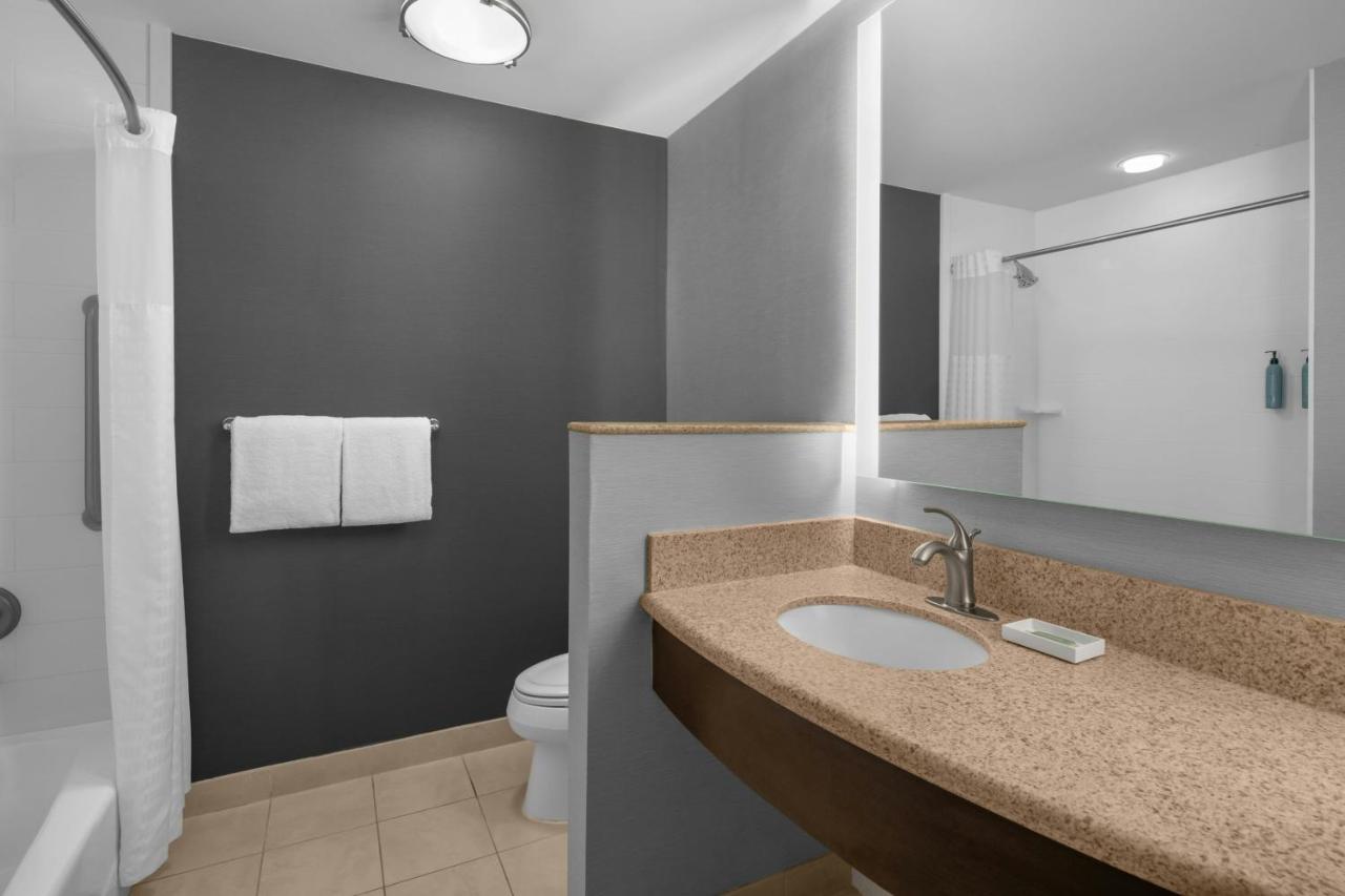 | Courtyard By Marriott Houston Kingwood