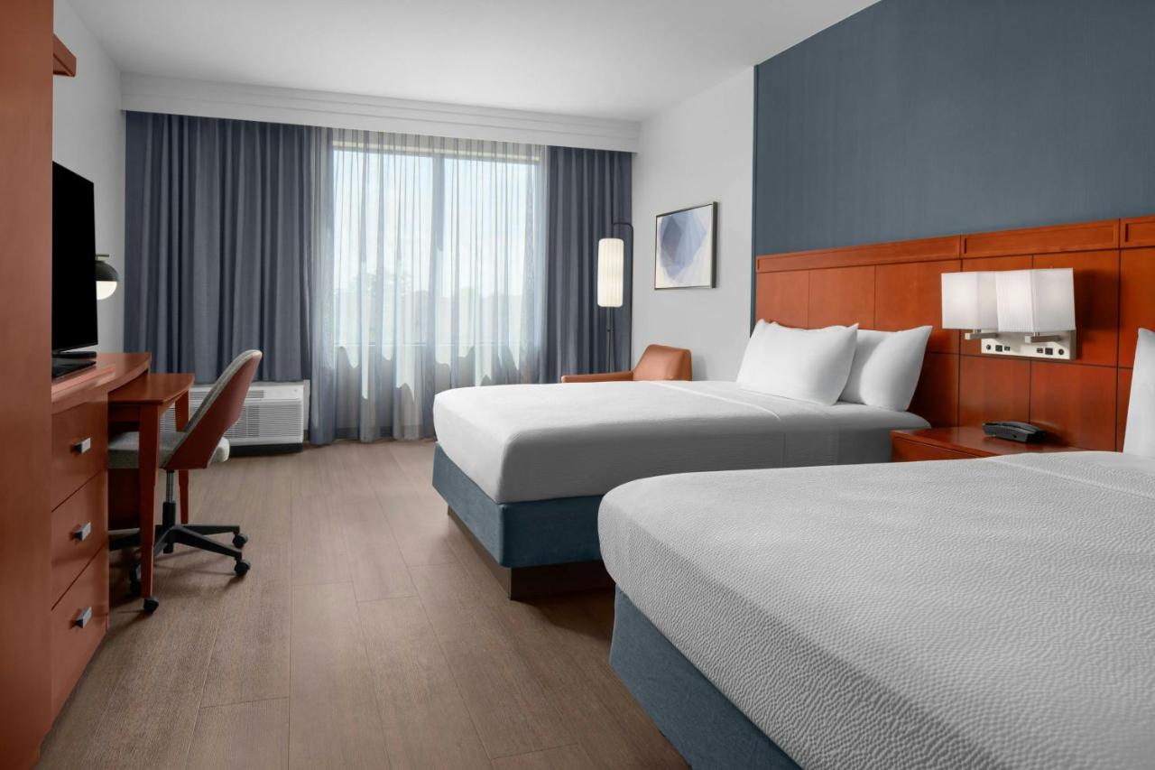 | Courtyard By Marriott Houston Kingwood
