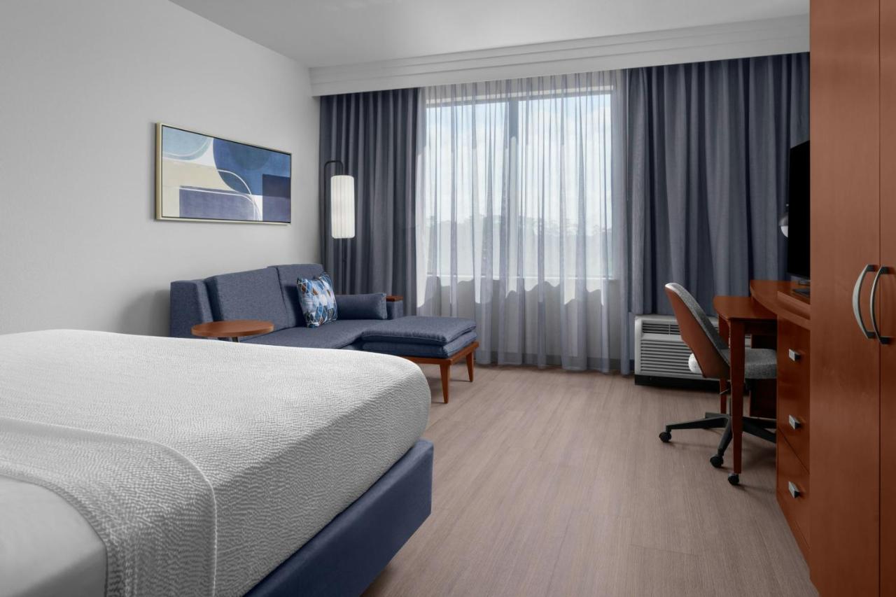 | Courtyard By Marriott Houston Kingwood
