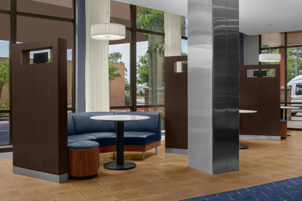 | Courtyard By Marriott Houston Kingwood