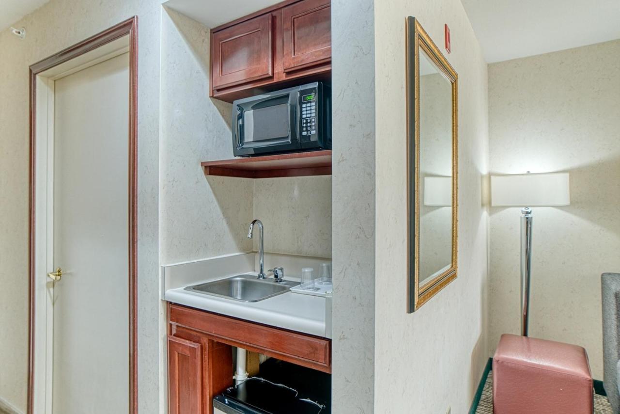 | Evergreen Inn & Suites