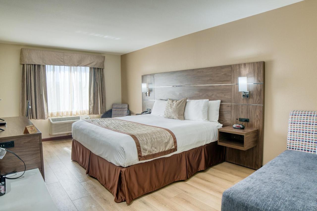| Evergreen Inn & Suites