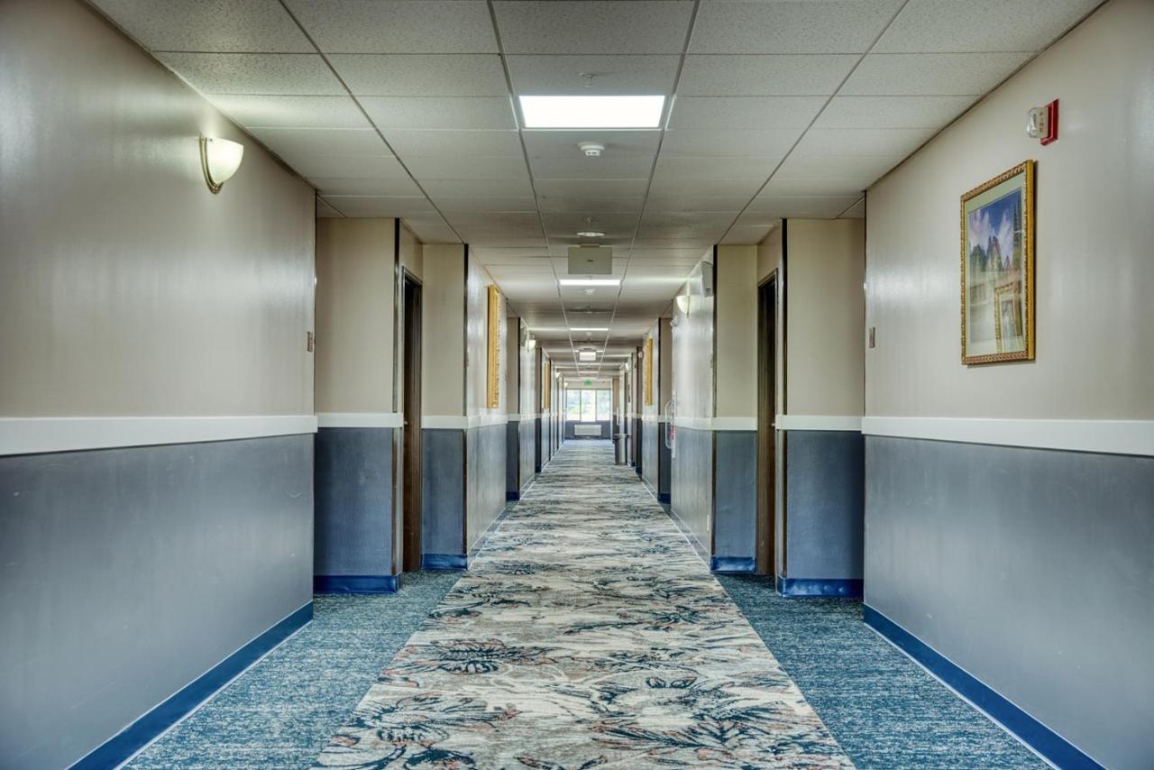 | Evergreen Inn & Suites