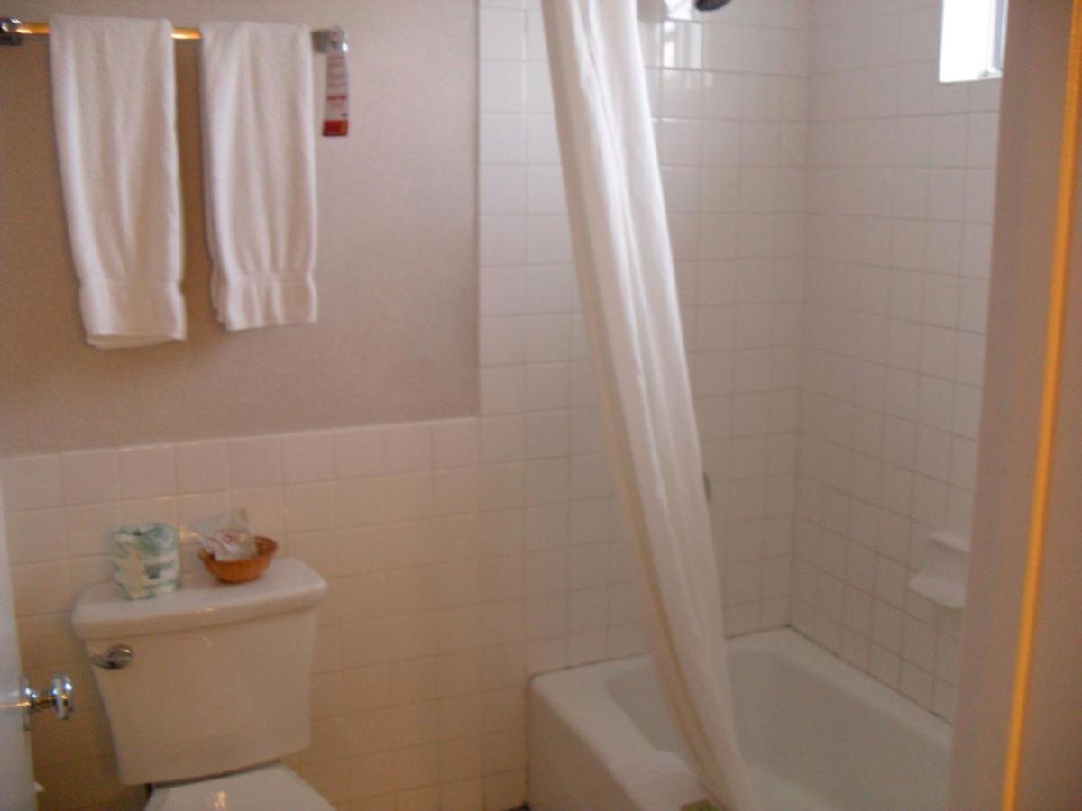 King Room - Non-Smoking at Super 8 by Wyndham Los Angeles-Culver City Area