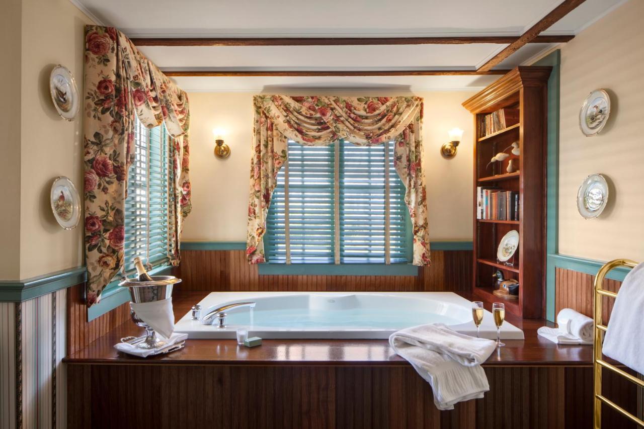 | Captain's House Inn