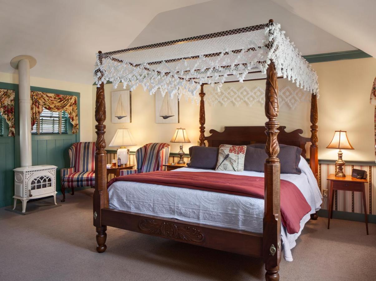 | Captain's House Inn