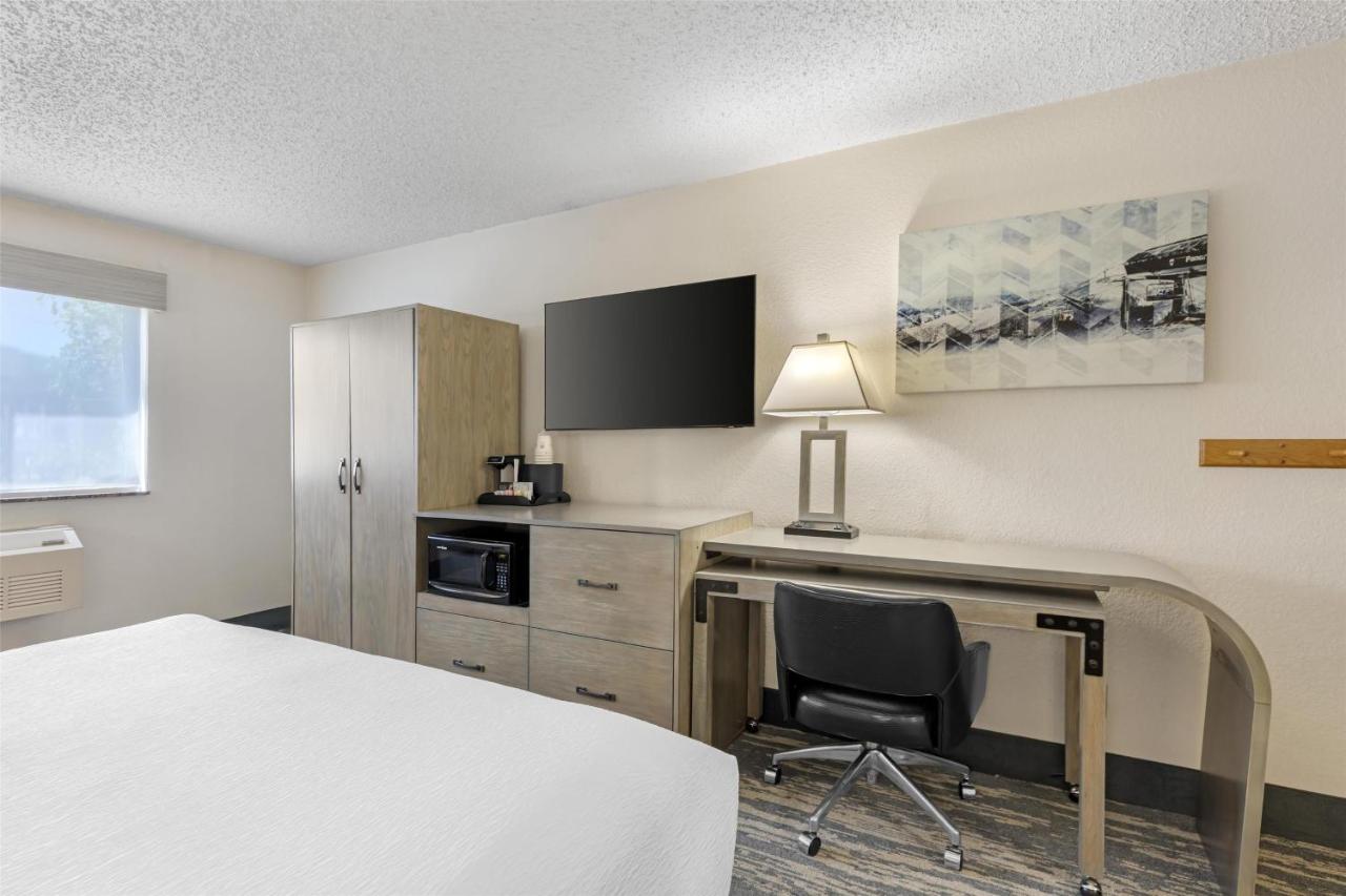 Deluxe King Room with Mountain View- Non-Smoking at Best Western Alpenglo Lodge