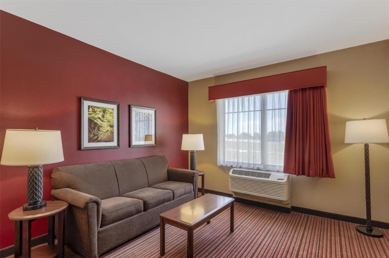Queen Room with Two Queen Beds and Bath Tub - Disability Access at Best Western Plus Hudson Hotel & Suites