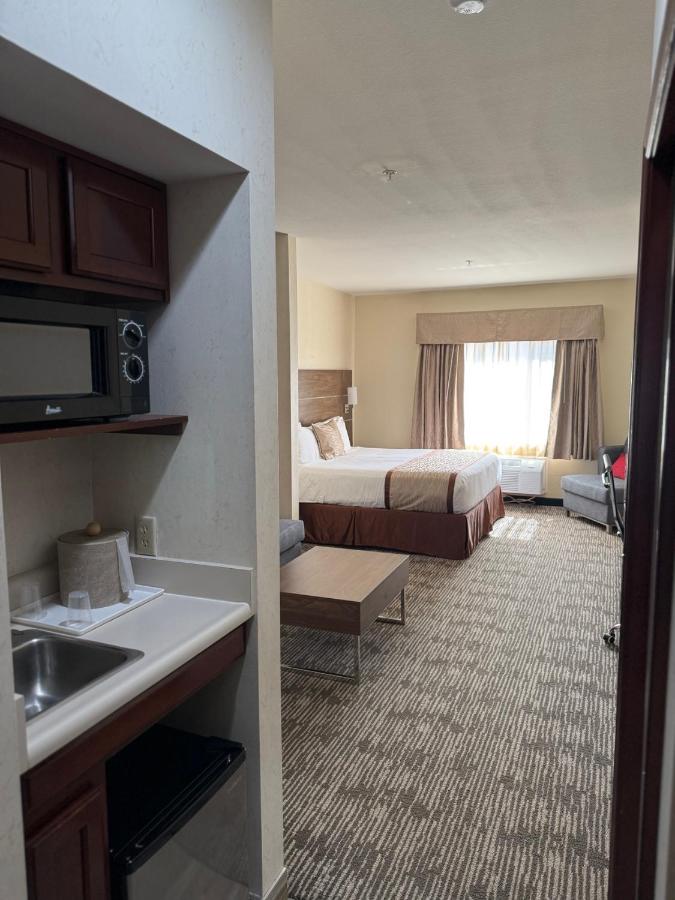 | Evergreen Inn & Suites