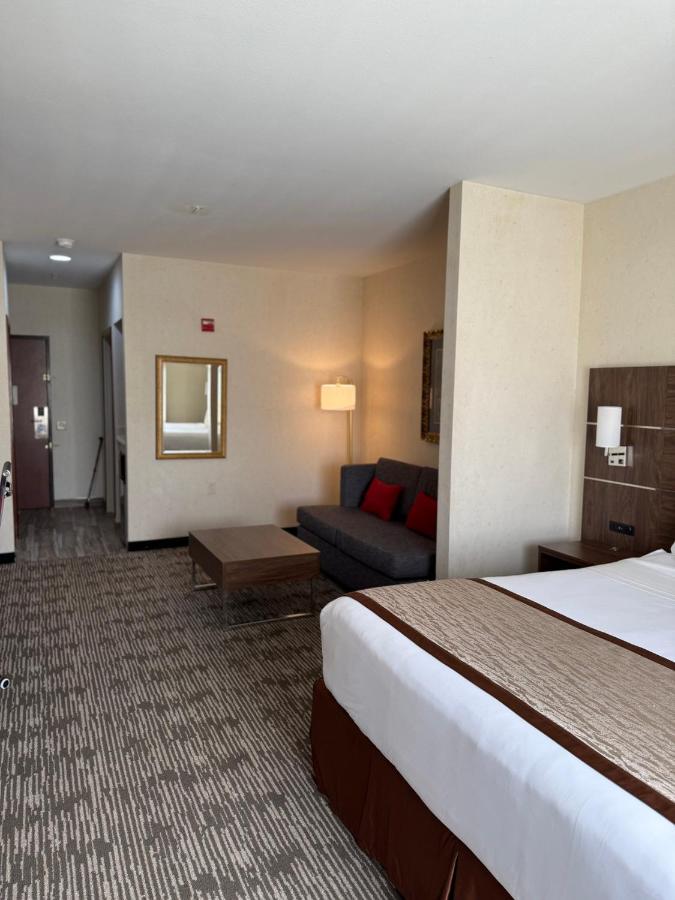 | Evergreen Inn & Suites