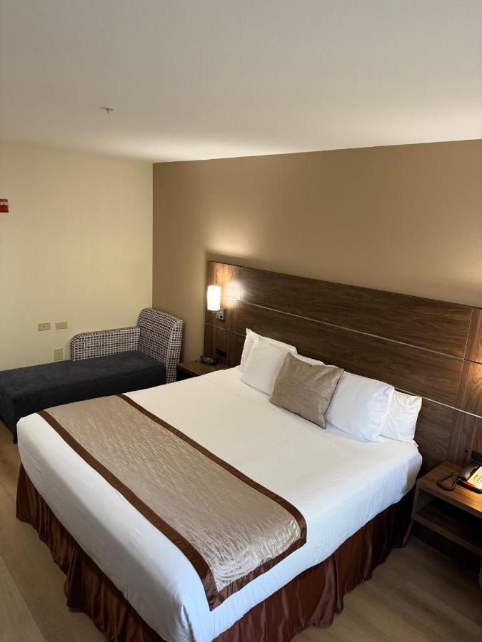| Evergreen Inn & Suites