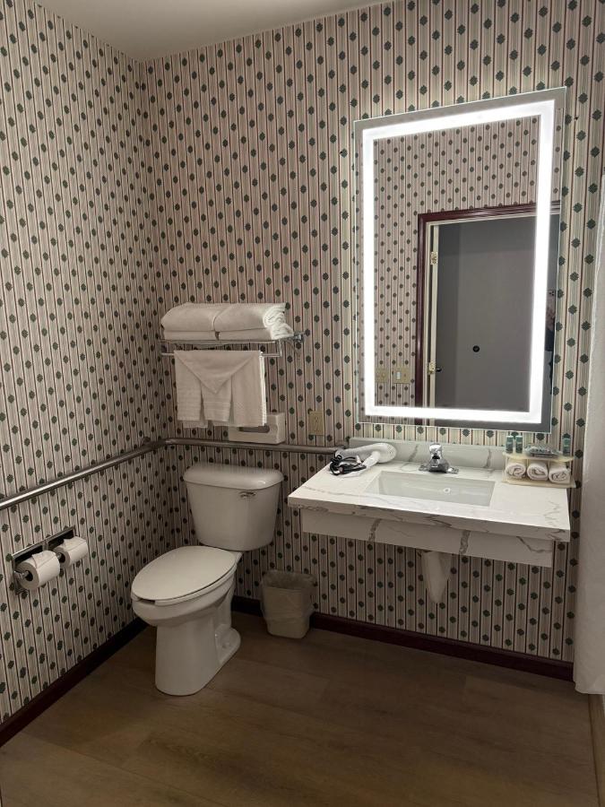 | Evergreen Inn & Suites