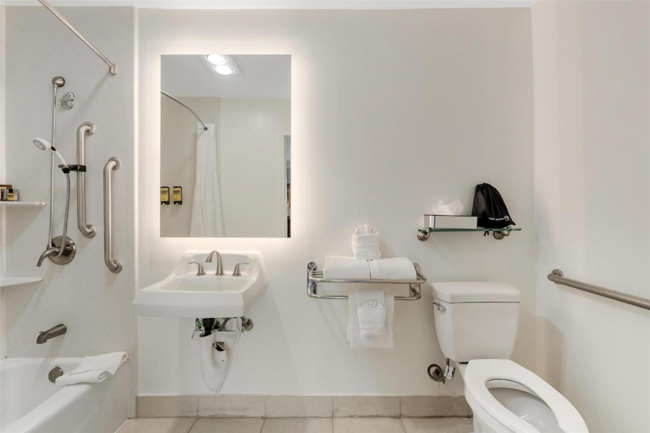 King Room with Bath Tub - Disability Access at Best Western Plus LA Mid Town Hotel