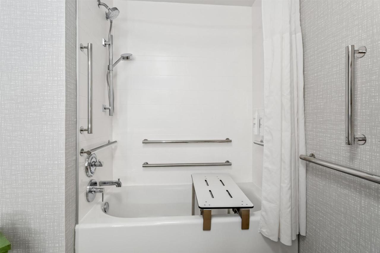 | Hampton Inn & Suites St. Petersburg/Downtown