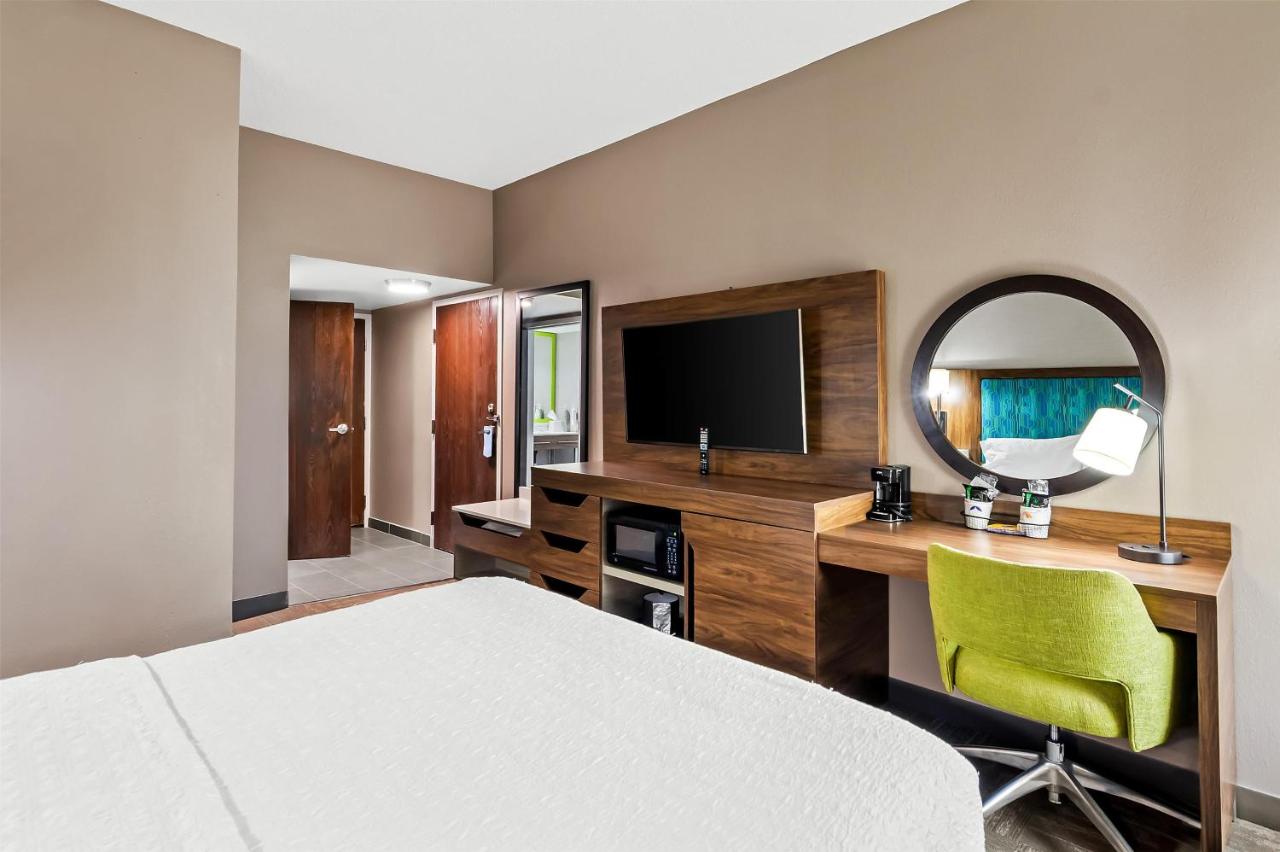 Queen Room - Disability Access with Roll In Shower/Non-Smoking at Hampton Inn Princeton