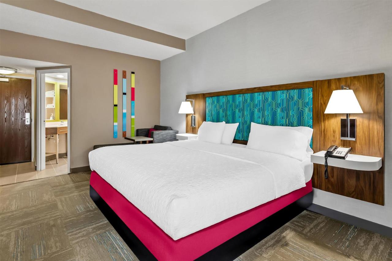 King Bed Study with Sofabed at Hampton Inn Princeton