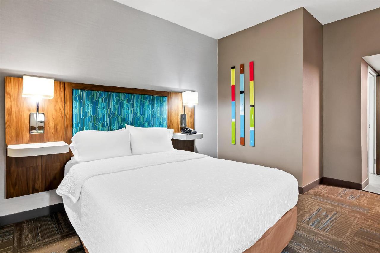 Queen Room - Disability Access with Roll In Shower/Non-Smoking at Hampton Inn Princeton