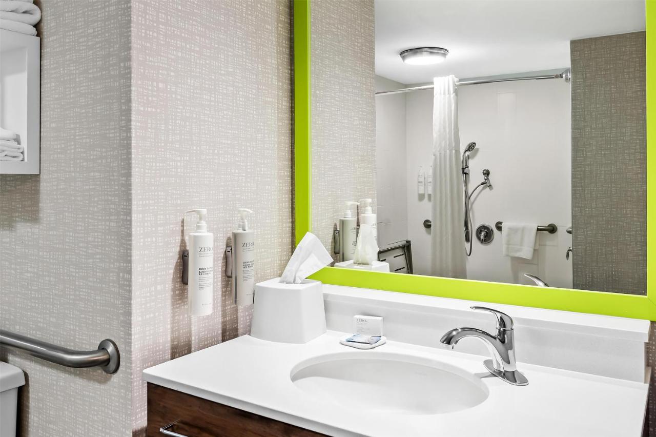 Queen Room - Disability Access with Roll In Shower/Non-Smoking at Hampton Inn Princeton