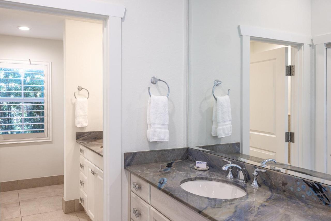Mermaid Ocean Front Junior Suite, 1 King at Islander Resort